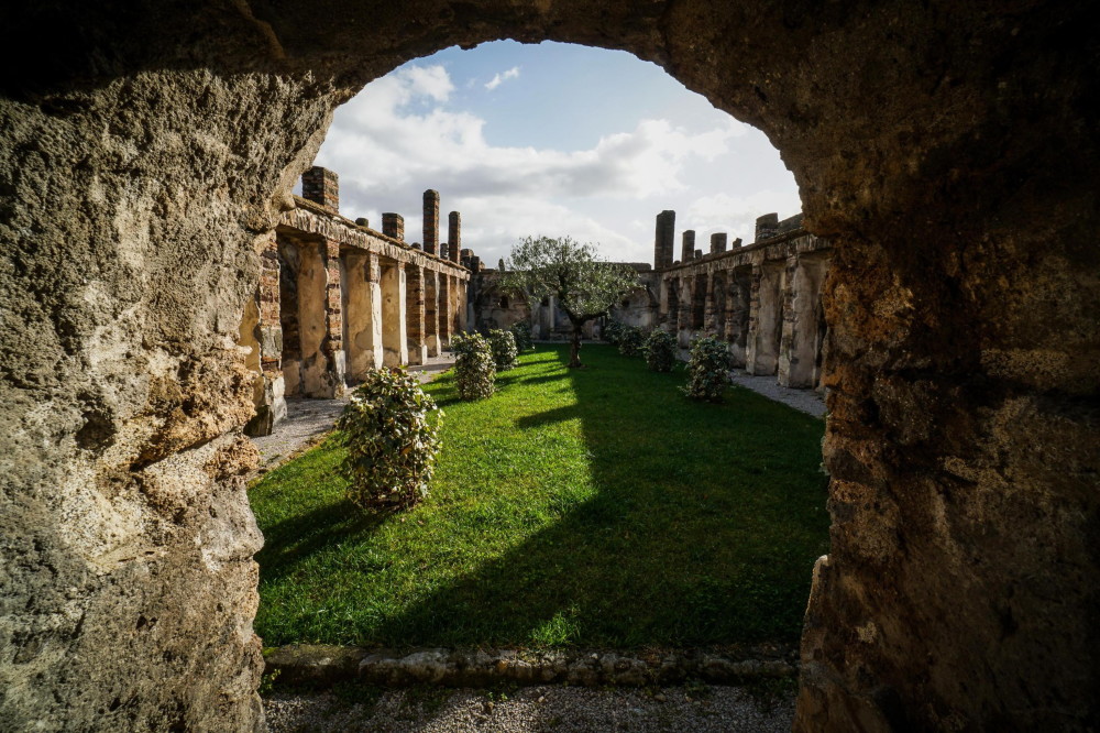 城的花园这是12月23日在意大利那不勒斯的庞贝考古公园拍摄的修复后的