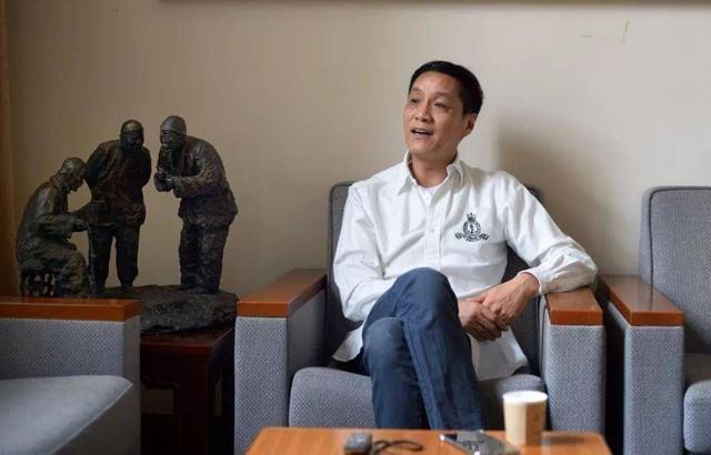 "家暴男"冯远征近照,不被外界看好的姐弟恋,如今却依旧甜腻