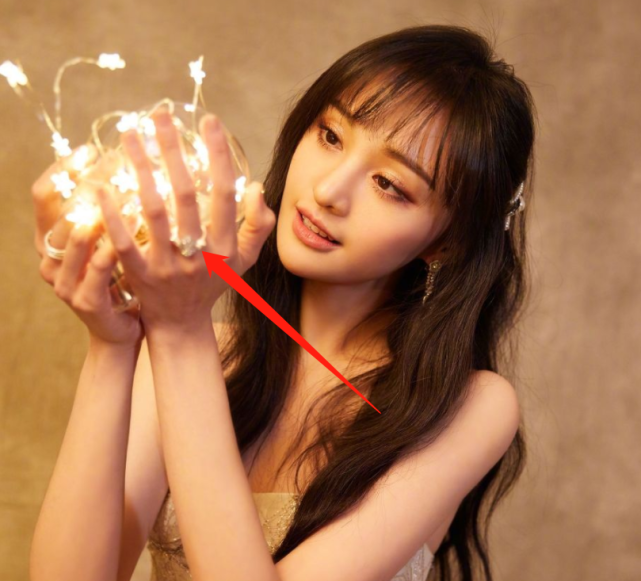 28岁郑爽亮相影视盛典谁关注她左手戒指位置变化令人不淡定了