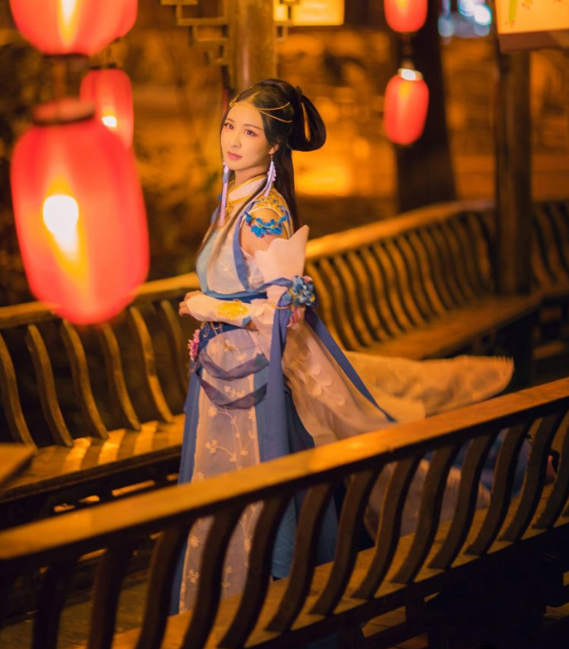 《逆水寒》李师师cosplay,蓝色古装的李师师气质优雅