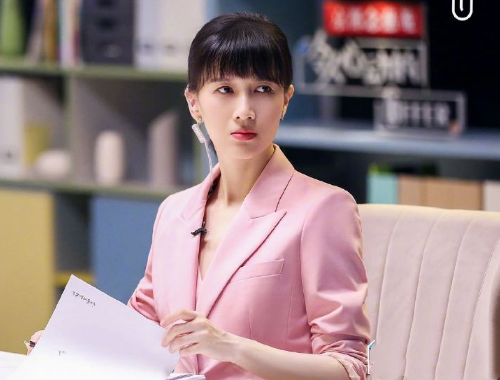 papi酱孕肚照曝光躺在床上看到素颜的她腹部隆起明显