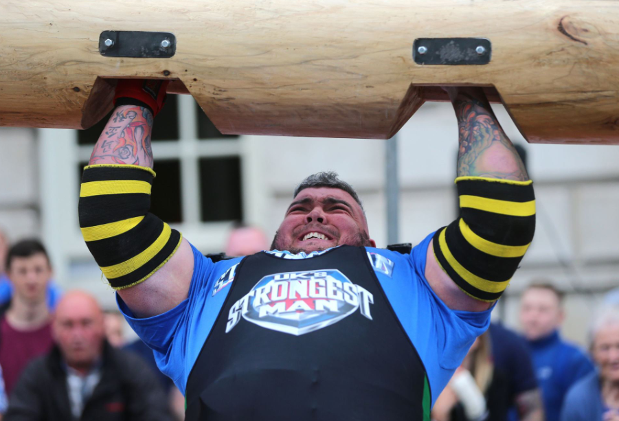 世界上力量最强的运动员,被称为"典韦"下凡,能举起37吨的卡车