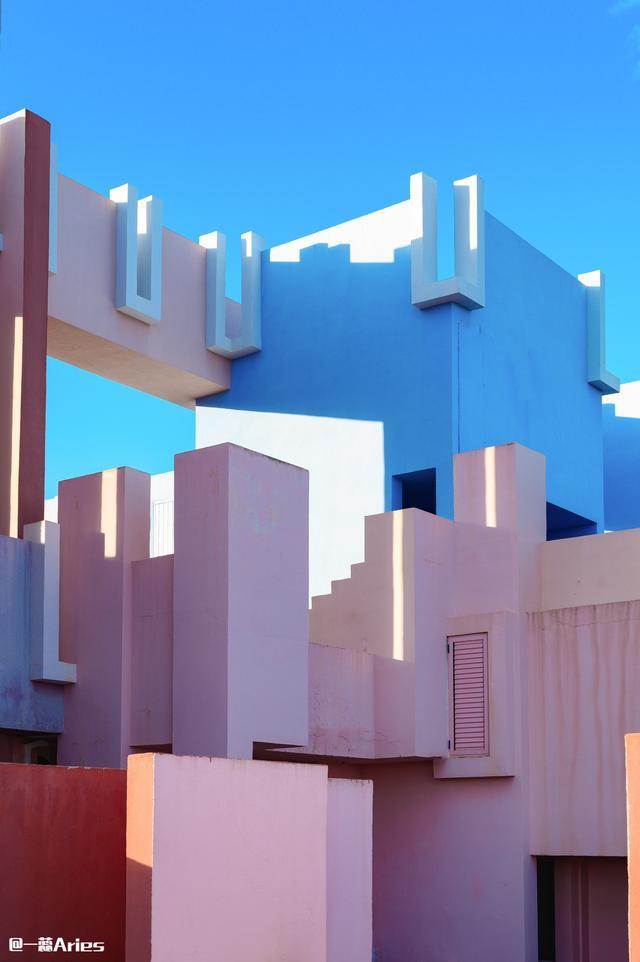 颜色也开始随着日光变化而变化,粉红,砖红和浅蓝,深蓝明暗交替的外墙