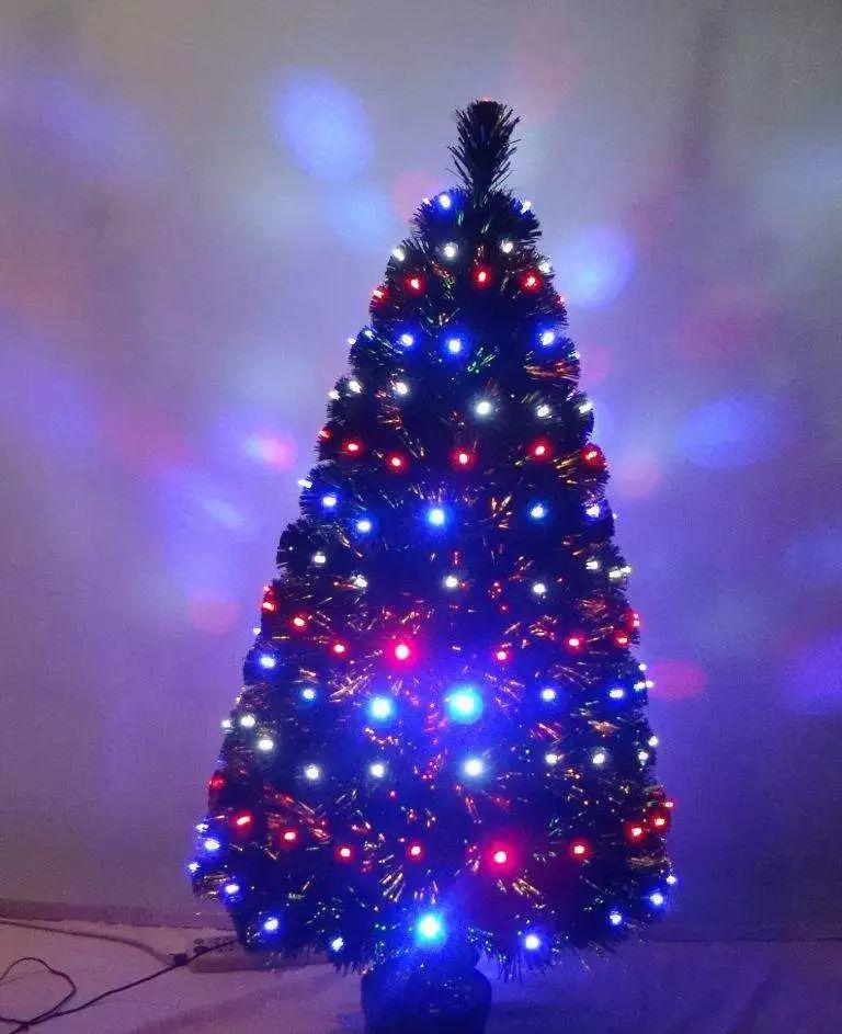 给圣诞树挂上了彩灯,然后我的wi-fi信号不好了