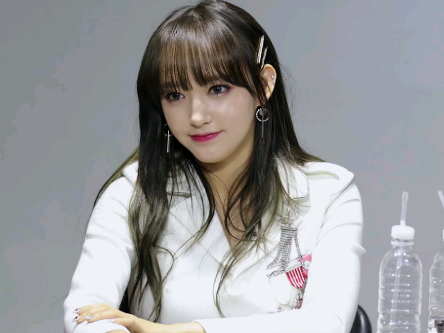 节目组要求王一博公主抱程潇,谁注意到这一动作!气得程潇飙出韩语