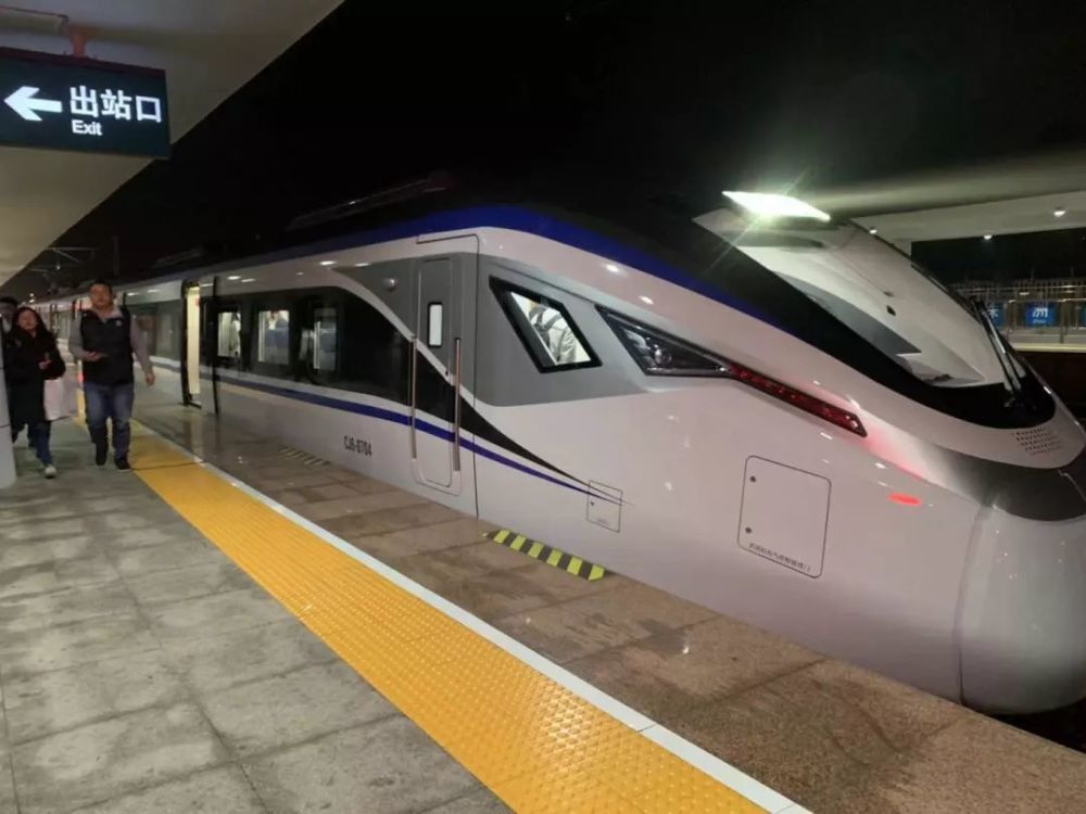 cj6动车组在此次"上岗"前,已在海南完成一年和60万公里的运用考核.