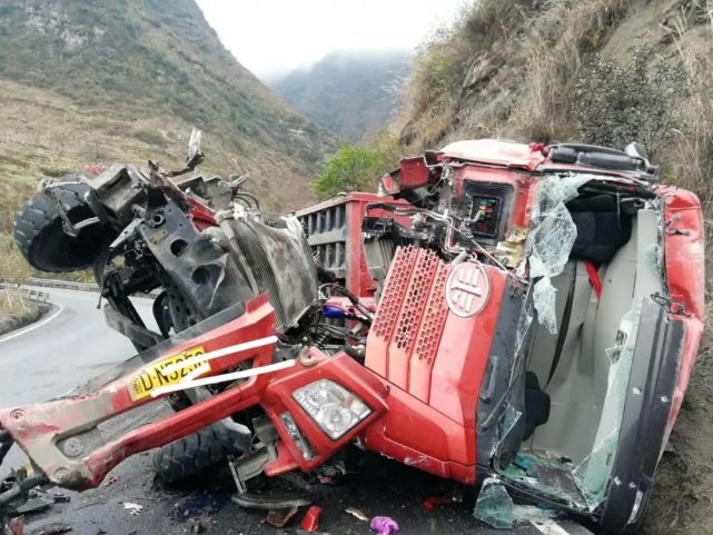 泼机西朗沟!运沥青的三桥车连撞3车后侧翻,最终面目全非