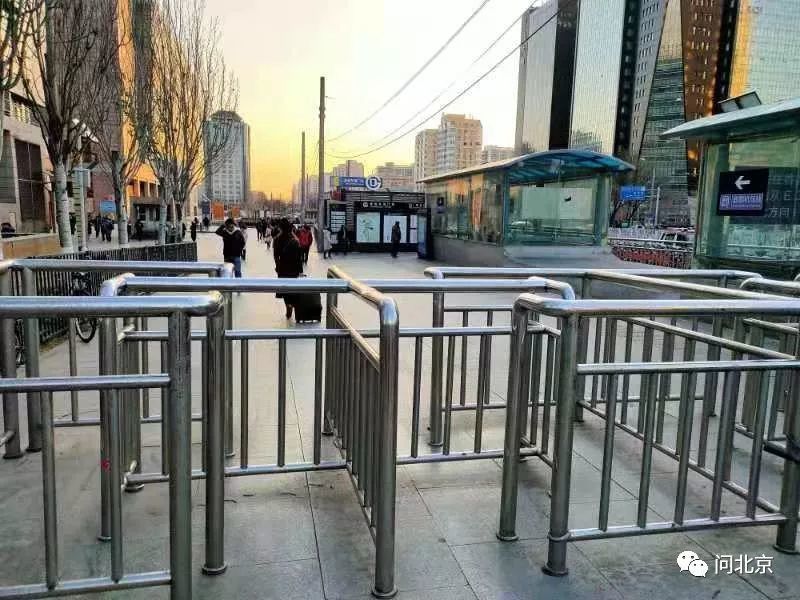 枢纽站广场被栏杆围住,只有供行人进出的回字口/张钰摄