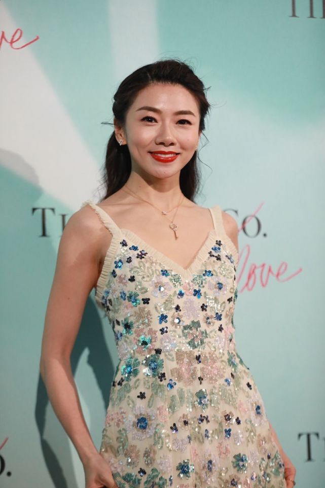 程晓玥也就只能远看近看苹果肌好僵硬一点美感没有