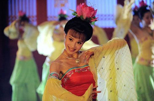 女儿飞上枝头成贵妃,父亲高兴进宫看望,女儿:不认识,打出去