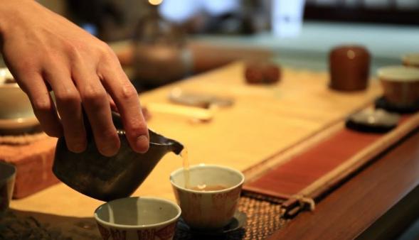 如何科学辨别白茶饼的好坏？