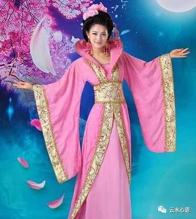 划桨的越人为之高歌,表达对鄂君的爱戴,鄂君为歌所动,扬起长袖,举绣被