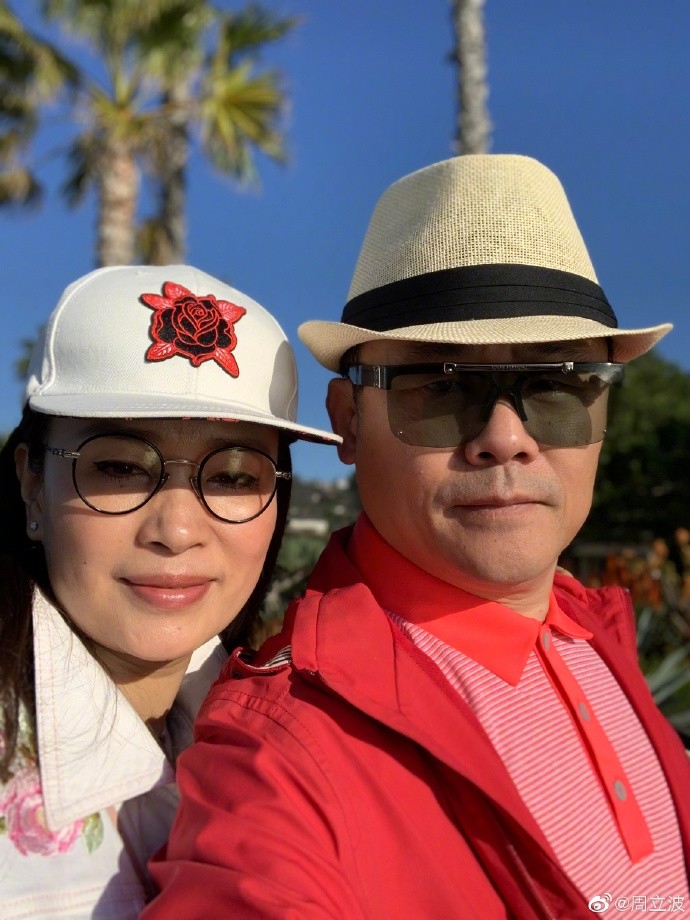 周立波带老婆胡洁到美国旅游,晒贴面合影高调秀恩爱