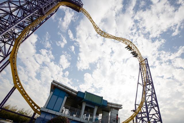 最刺激的自然是《暴风眼》,这是一个心型的过山车,浪漫又令人心跳