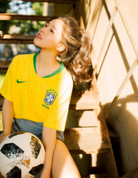 赵露思"足球宝贝"造型太美了,看到她笑容的瞬间,天空都融化了