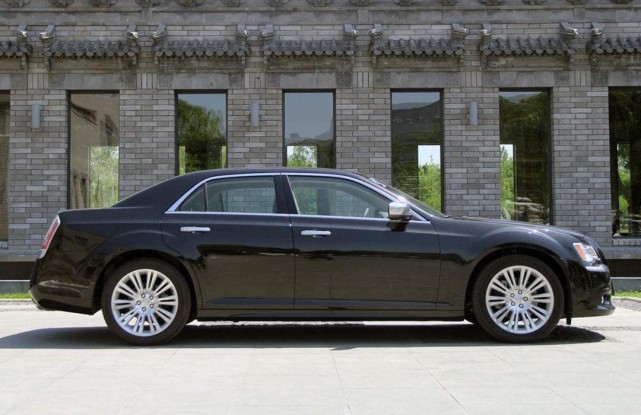 宾利,劳斯莱斯看齐,大面积进气格栅,方正的车身使得300c有着百万豪车