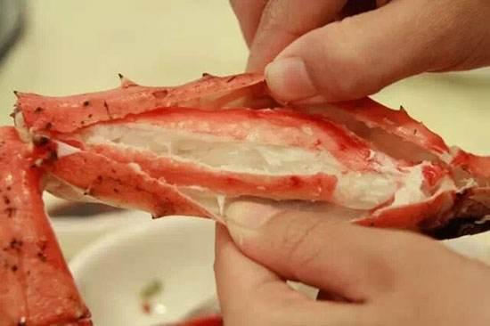 吃帝王蟹时,很多人只吃蟹腿却不吃蟹身,这是浪费?