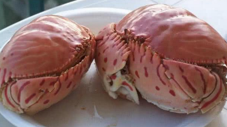 大叔路边卖"肥螃蟹",10元一只,顾客争着买,掰开一看:醉了!