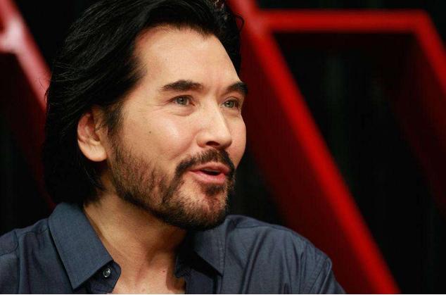 费翔庆祝59岁生日,刮去大胡子一改往日形象,瞬间梦回80年代