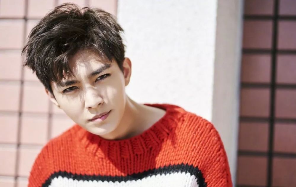 炎亚纶蒙面唱将猜猜猜盛典之夜揭面多面男孩帅气依旧