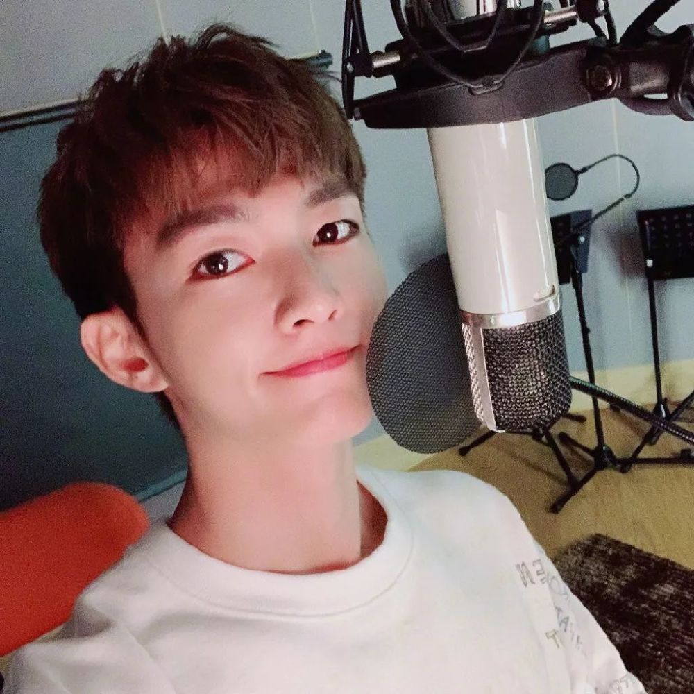 炎亚纶蒙面唱将猜猜猜盛典之夜揭面多面男孩帅气依旧