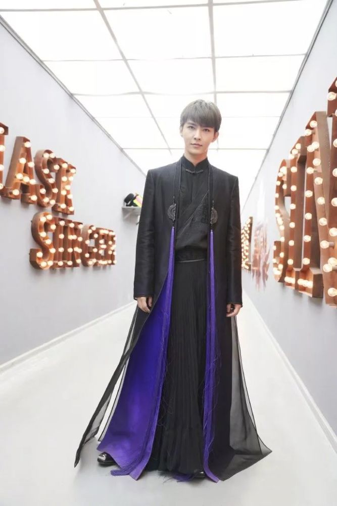 炎亚纶《蒙面唱将猜猜猜》盛典之夜揭面,多面男孩帅气依旧