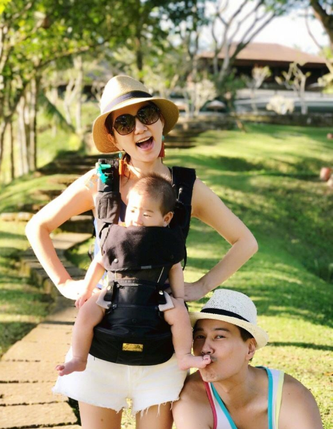 ella怀二胎了?发搞怪视频手舞足蹈庆圣诞,一个动作引网友猜测