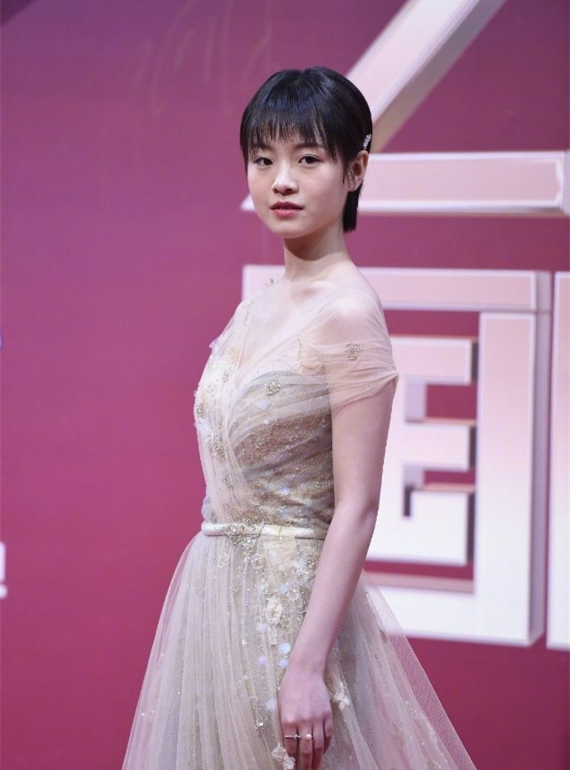 人甜腿美造型却不是油腻就是土气英子快和张子枫取取经吧