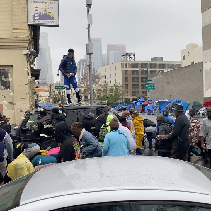 blueface站在车顶撒钱圣诞节是美国最重要的节日,就