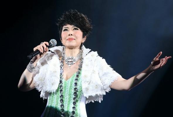 坎坷的关菊英:14岁出道,经历过堕胎背叛离婚,现61岁携手女富豪