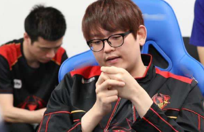 fpx金贡带水友看aoa,直播间被超管封掉,官方是在保护他