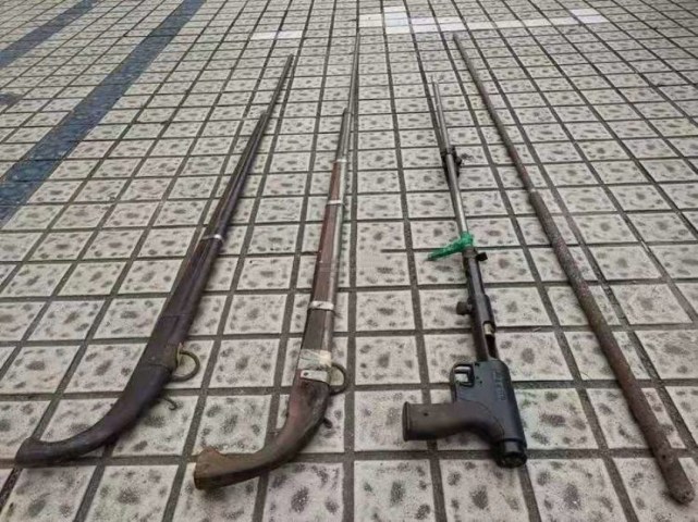 民警在文某的卧室角落里查获火药枪3支,枪管一支,黑火药和铁砂若干