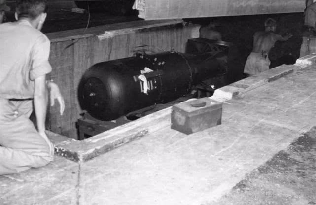 596是第一颗原子弹代号,梳妆台和梳辫子