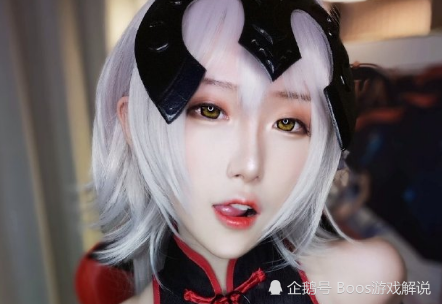 腐团儿cos的黑贞德性感晴子甜美而解开扣子的照片最保守