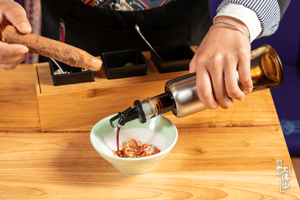 倒酱油要覆盖调料,再用手 将金桔汁水挤到调味碗中(ps:金桔皮不要