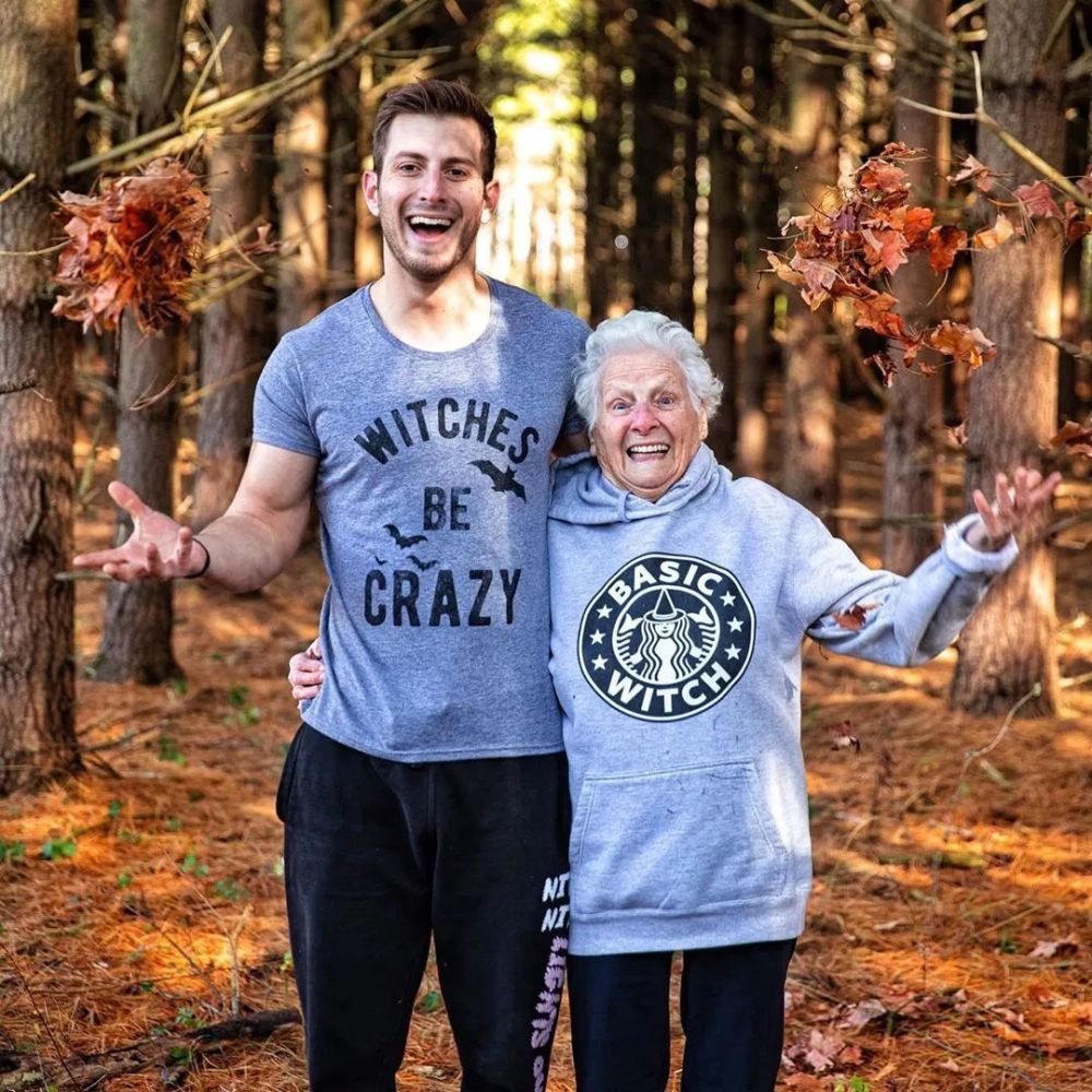 1300w网友点赞的93岁硬核奶奶唱rap弹贝斯cosplay信手拈来希望我们老