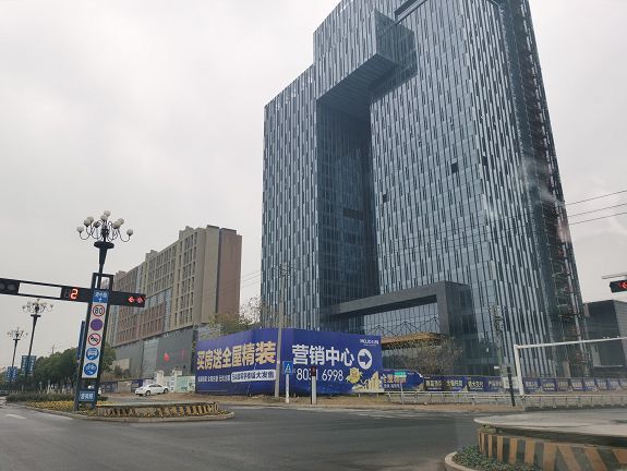 今天,我原本是兴冲冲的赶到大港益华广场,老远就看到全玻璃外立面的