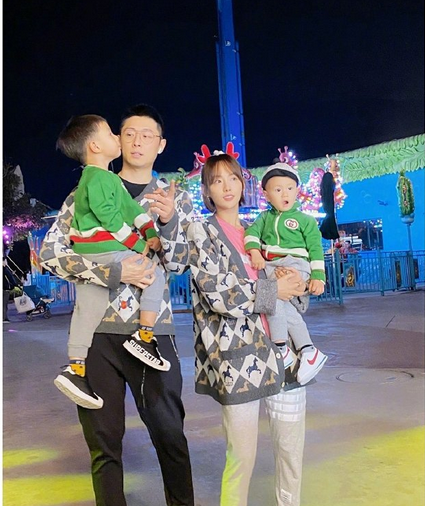 张嘉倪圣诞节晒全家福,与买超穿情侣装带娃游玩,俩儿子长得很帅气