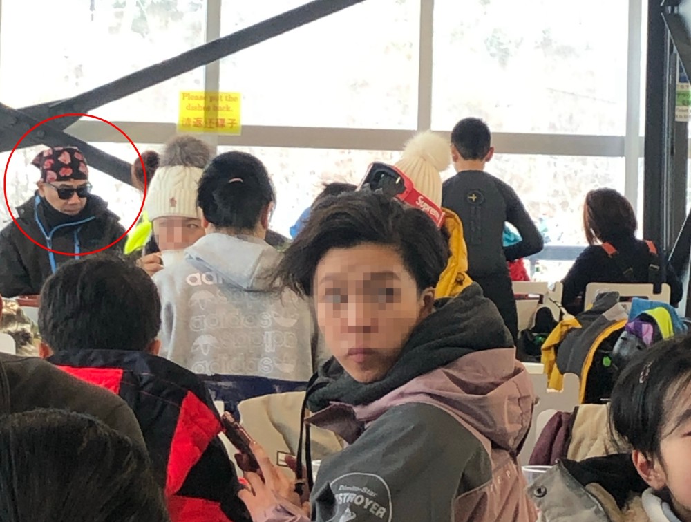 Baby母子滑雪偶遇应采儿jasper，小海绵与妈妈亲吻画面很温馨（组图） - 8