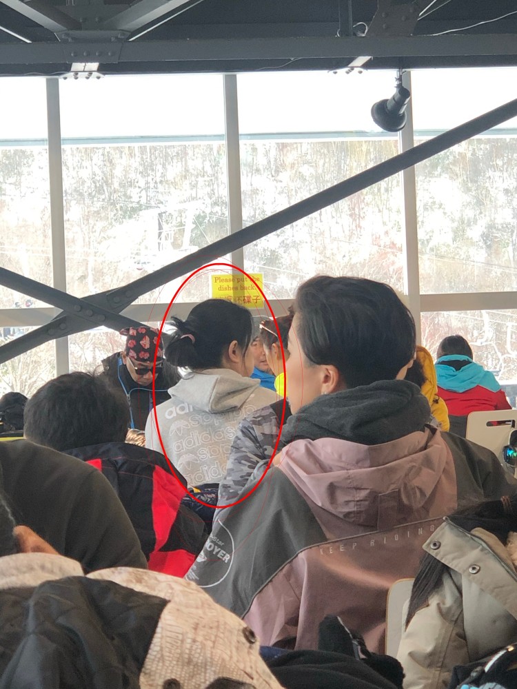 Baby母子滑雪偶遇应采儿jasper，小海绵与妈妈亲吻画面很温馨（组图） - 6