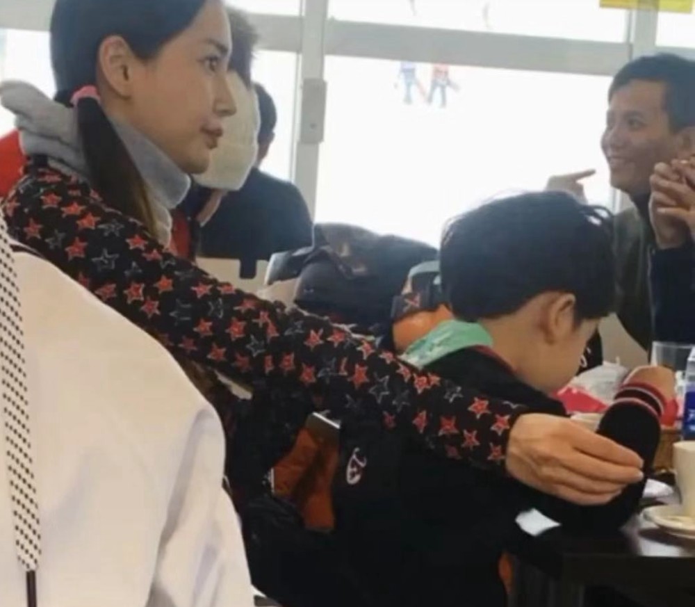 Baby母子滑雪偶遇应采儿jasper，小海绵与妈妈亲吻画面很温馨（组图） - 1