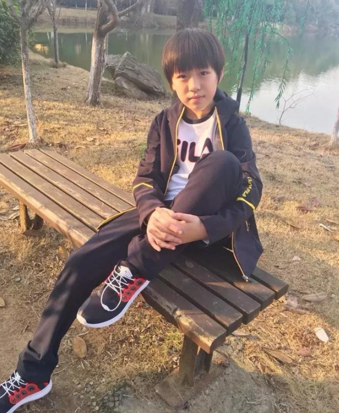 他被称为"国民儿子",八年后成为学校校草,颜值逆天无人比