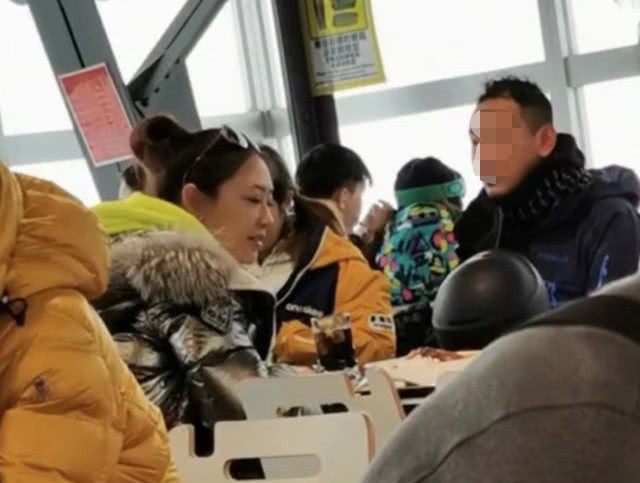 Baby母子滑雪偶遇应采儿jasper，小海绵与妈妈亲吻画面很温馨（组图） - 10