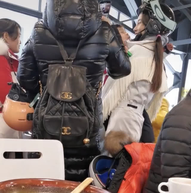 Baby母子滑雪偶遇应采儿jasper，小海绵与妈妈亲吻画面很温馨（组图） - 3