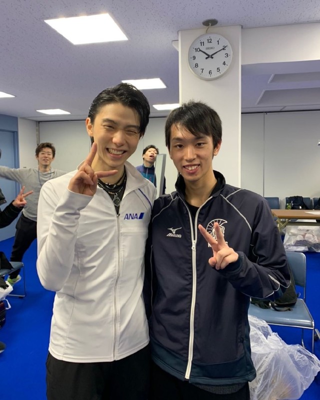 羽生结弦和他的朋友们 男单更衣室里上演小剧场 笑着笑着就哭了 羽生结弦 佐藤洸彬