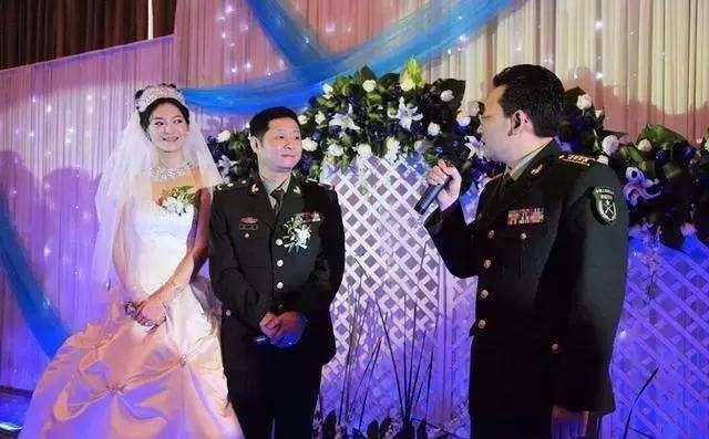 而且,生意上成功的他情感上也很成功,他的老婆名叫胡敬,出身模特的她