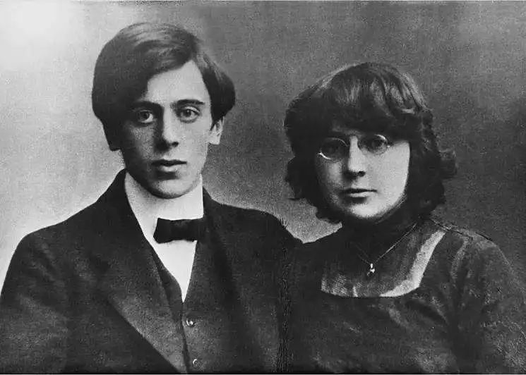 茨维塔耶娃与丈夫艾弗隆第一朵玫瑰诗|茨维塔耶娃女孩赠给男孩一朵