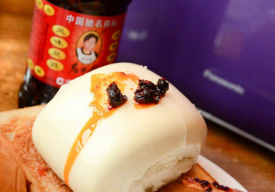 陶华碧示范老干妈正确吃法!一顿饭就用2瓶?网友:吃错好多年!