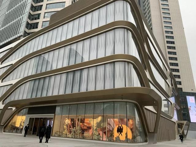 不卖关子了,这家商场地点在大望路佳兆业广场,规模2万平,名字叫skp-s.