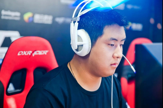 了职业战队的关注,2009年的深秋,他就因此受到了东珈ab队长sir的邀请